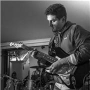 Chitarrista diplomato in Chitarra jazz offre lezioni di chitarra moderna e teoria armonia jazz e pop